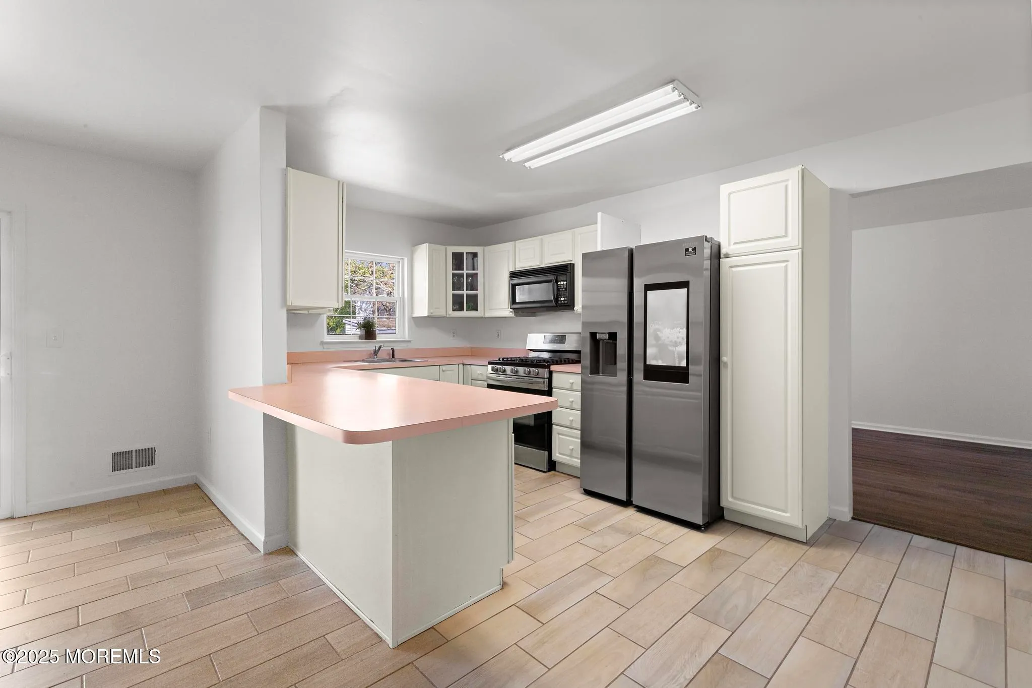 Manahawkin, New Jersey 08050, United States, 3 Bedrooms Bedrooms, ,3 BathroomsBathrooms,Residential,Active,127402