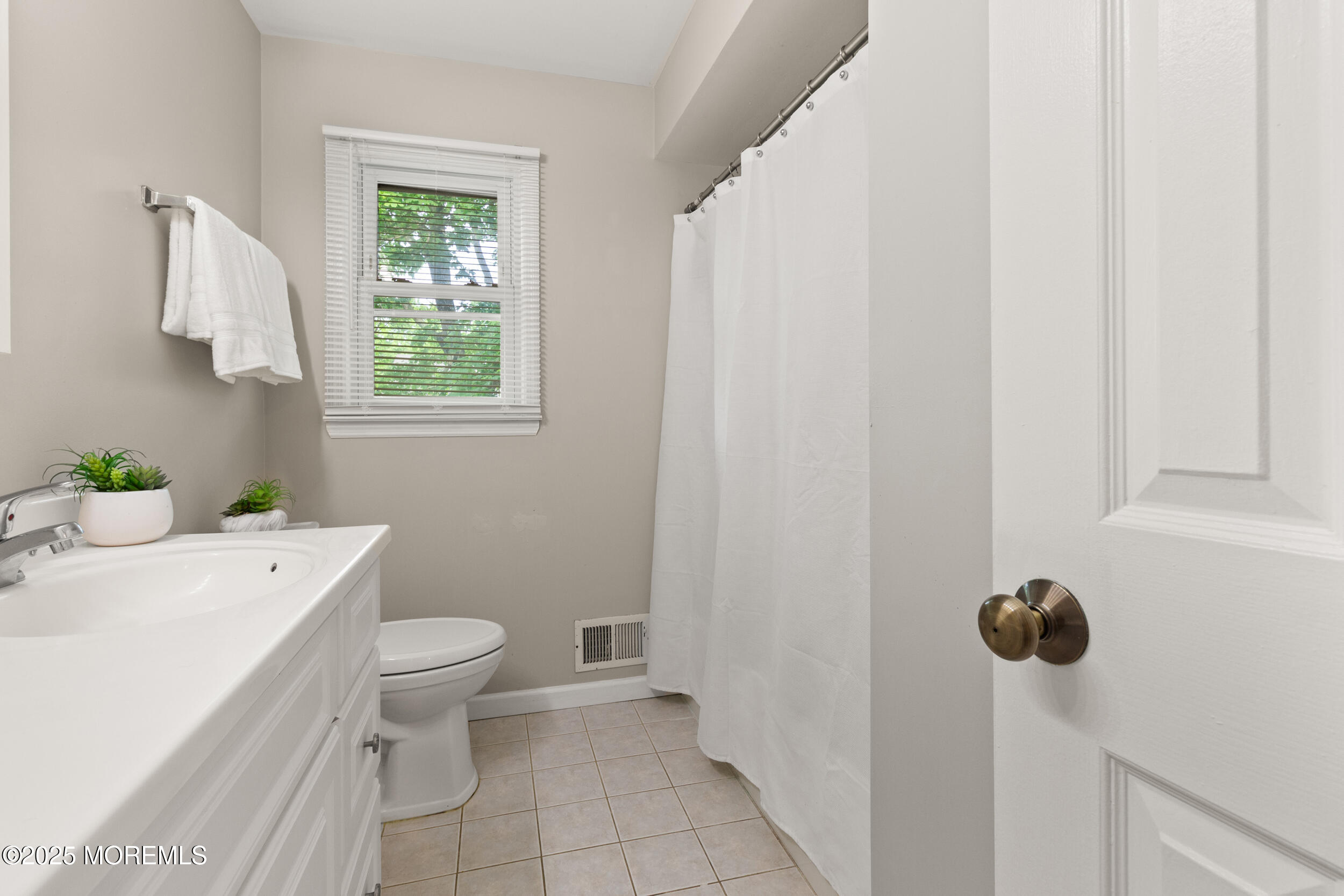 703 Vivian Drive, Toms River, New Jersey image 12