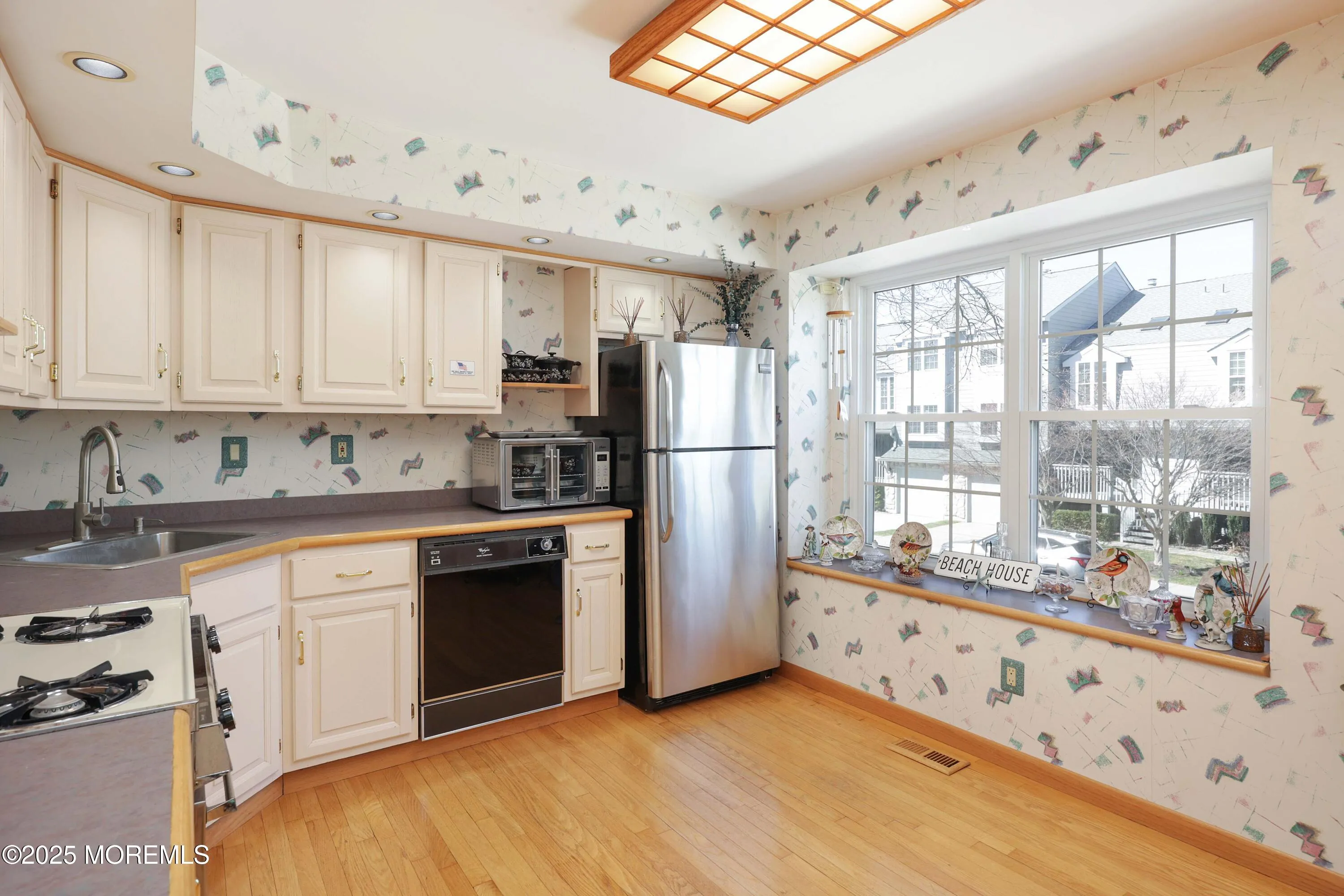 Neptune Township, New Jersey 07753, United States, 2 Bedrooms Bedrooms, ,3 BathroomsBathrooms,Residential,Active,92260