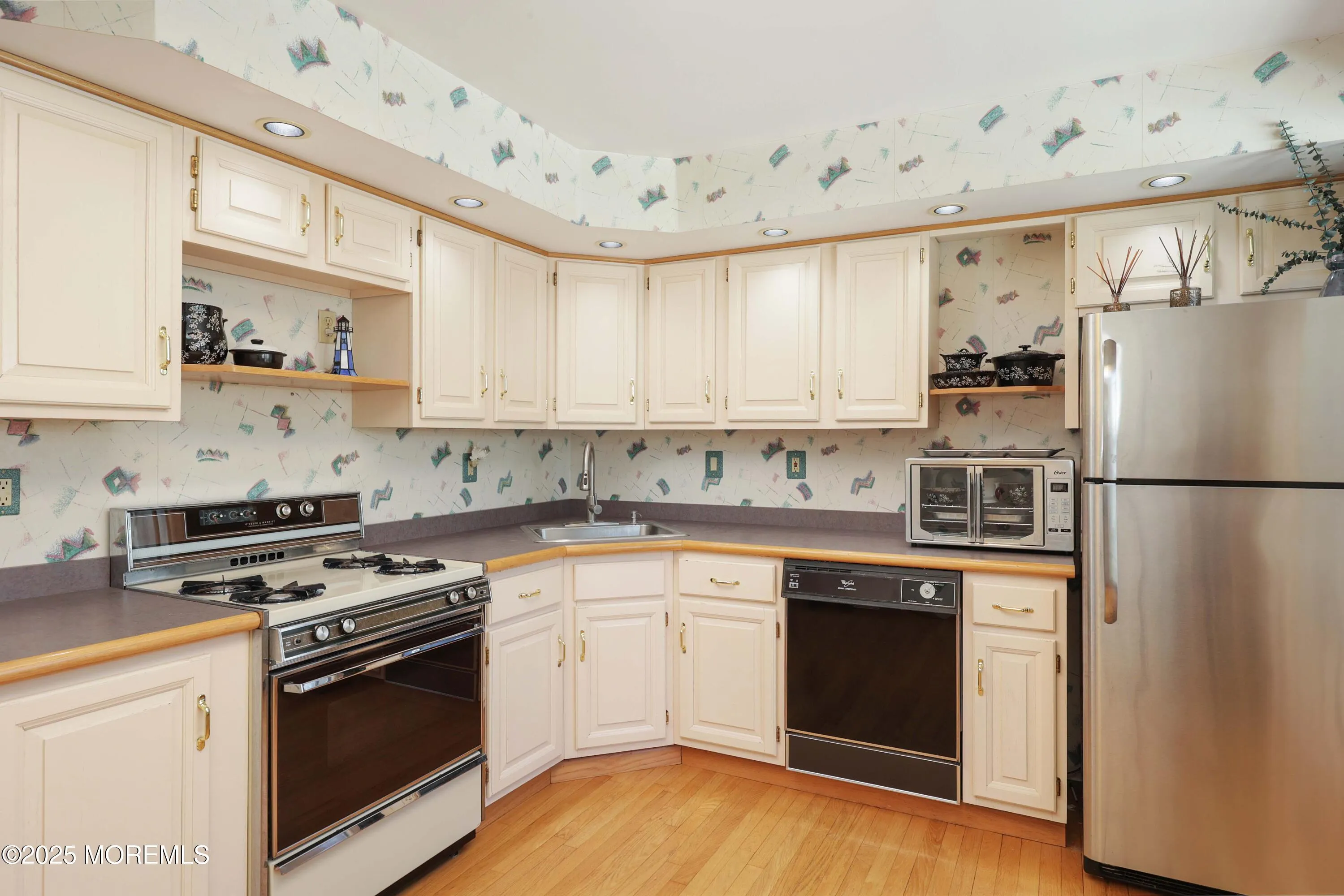 Neptune Township, New Jersey 07753, United States, 2 Bedrooms Bedrooms, ,3 BathroomsBathrooms,Residential,Active,92260