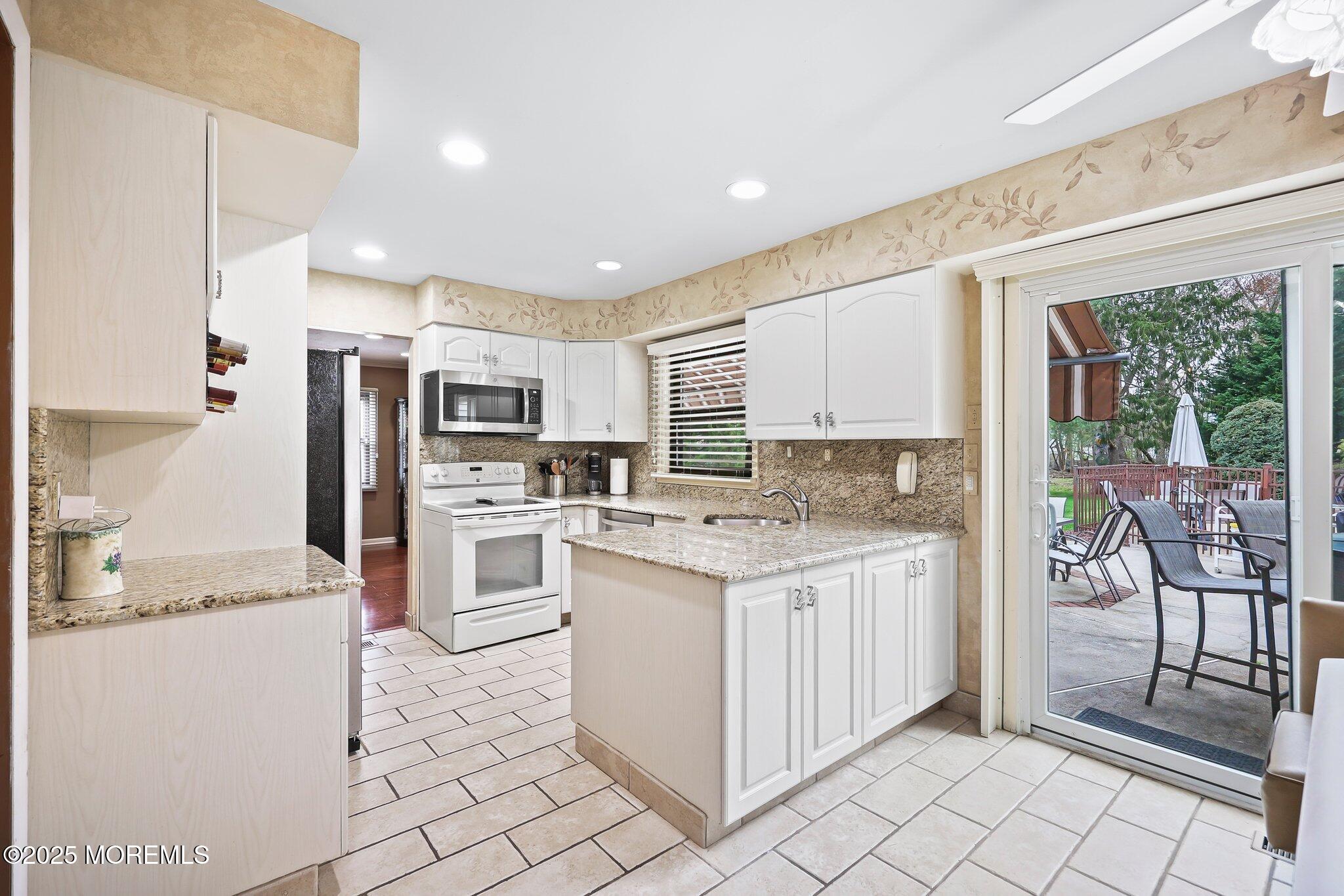 14 Ogden Lane, Manalapan, New Jersey image 9