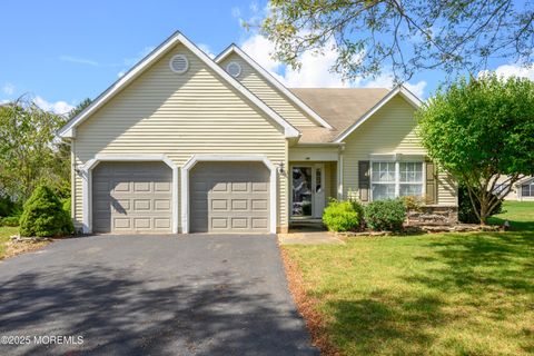 Photo of 10 Pine Valley Court, Lakewood, NJ 08701 (MLS # 22530425)