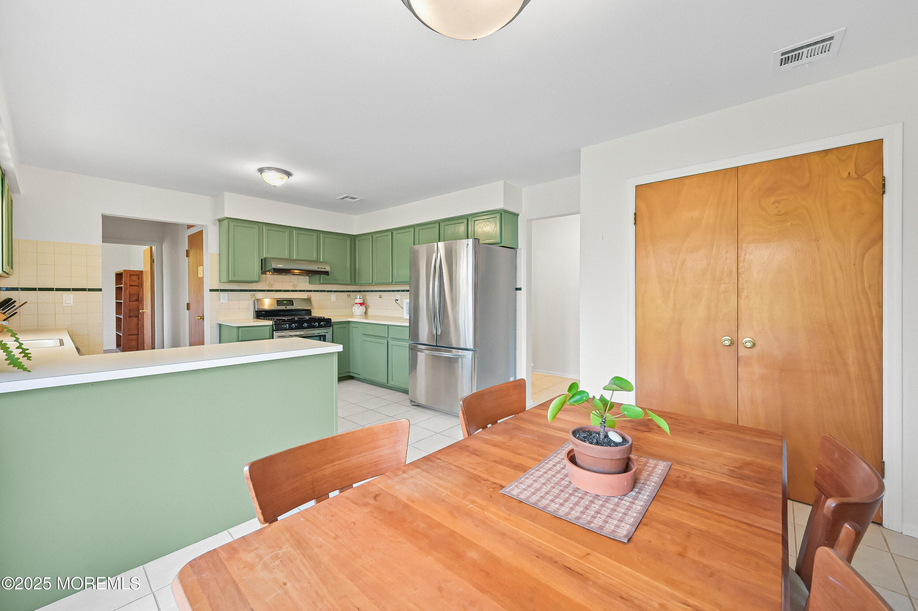 6 Cambridge Court, Manalapan, New Jersey image 12