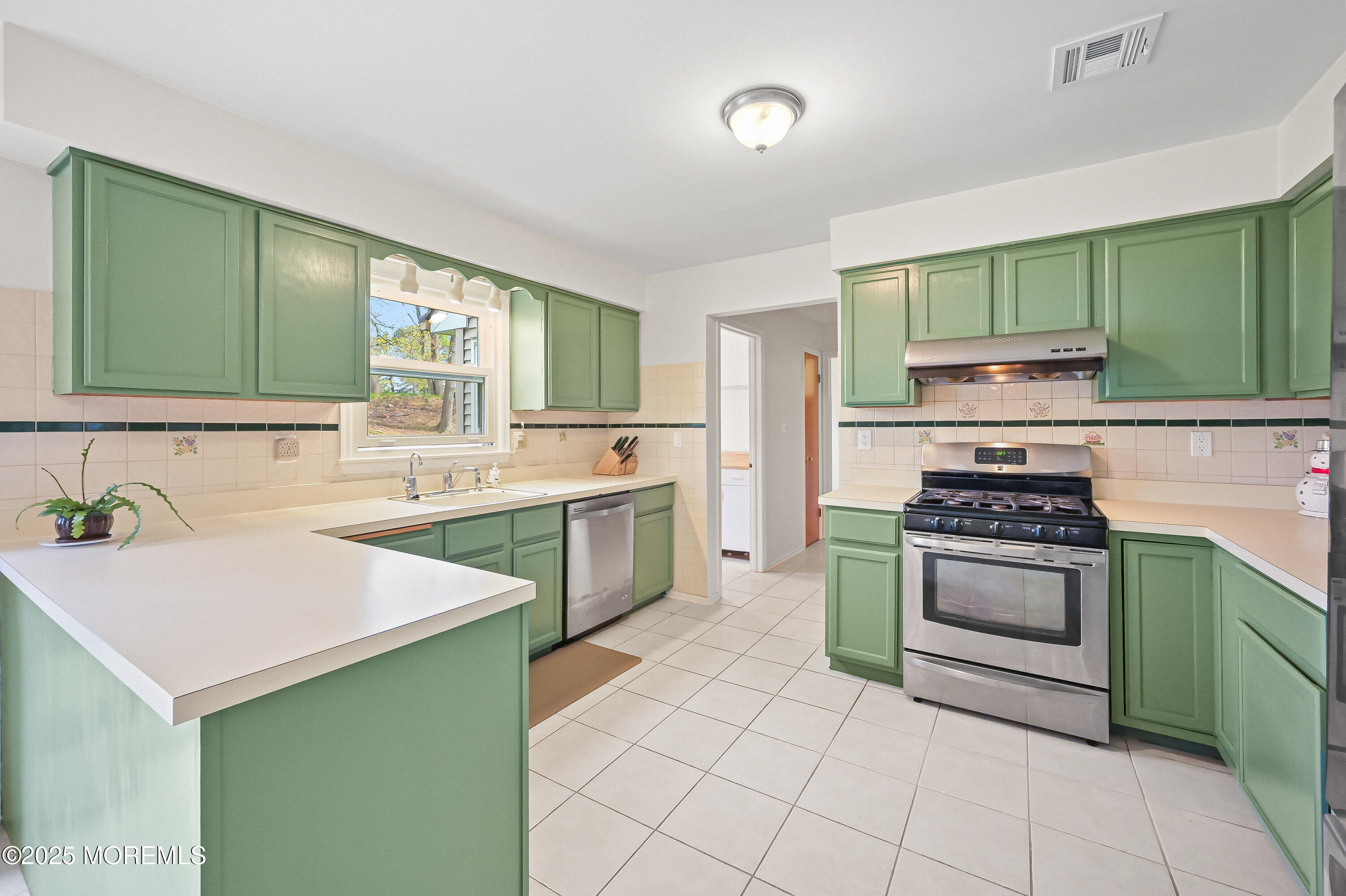 6 Cambridge Court, Manalapan, New Jersey image 14