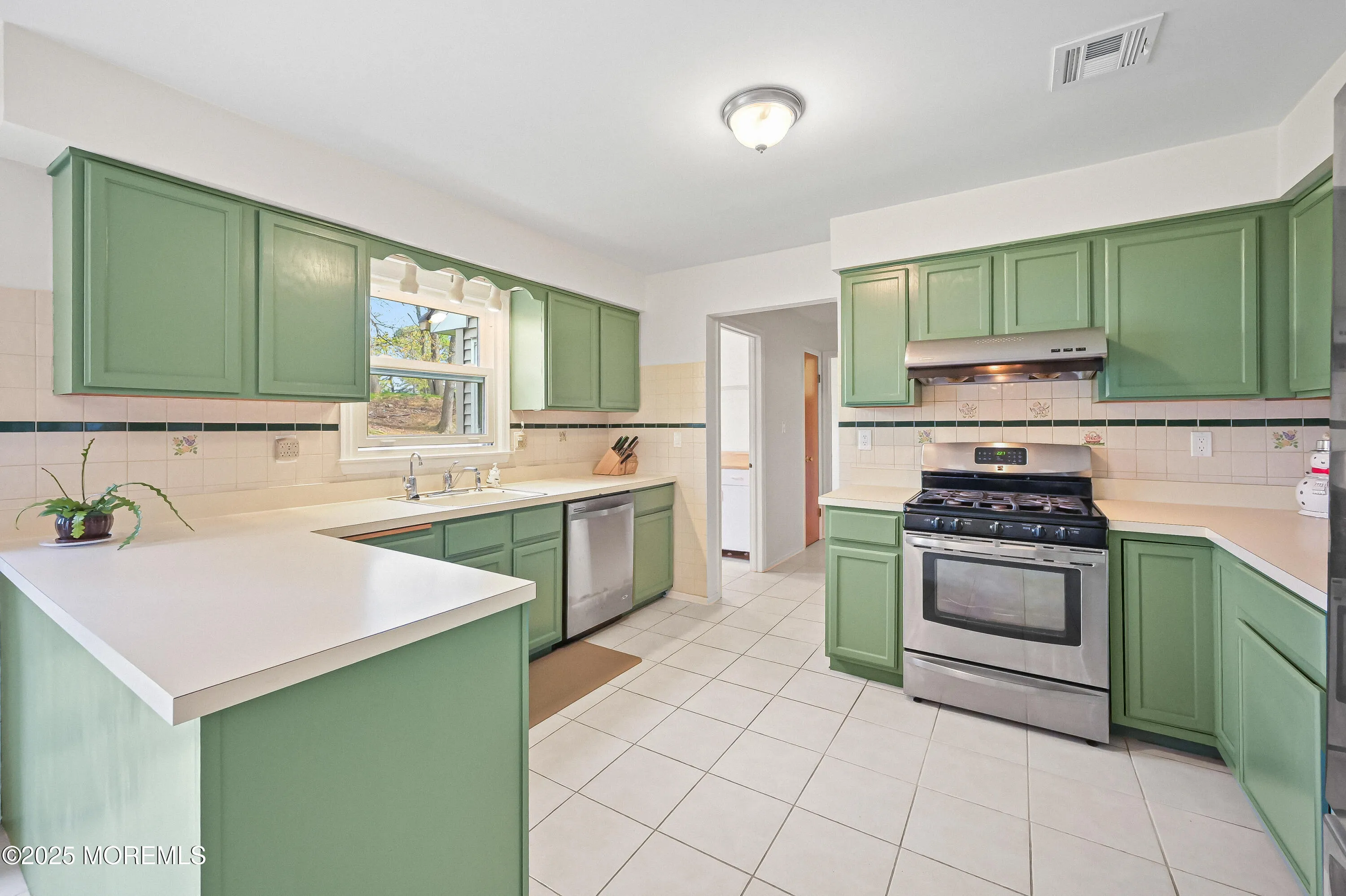 Manalapan, New Jersey 07726, United States, 5 Bedrooms Bedrooms, ,3 BathroomsBathrooms,Residential,Active,115418