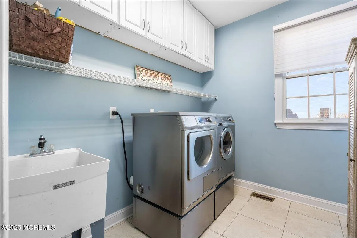 Freehold, New Jersey 07728, United States, 5 Bedrooms Bedrooms, ,6 BathroomsBathrooms,Residential,Pending,10405