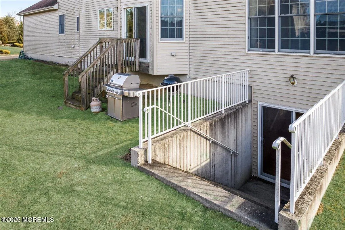 Freehold, New Jersey 07728, United States, 5 Bedrooms Bedrooms, ,6 BathroomsBathrooms,Residential,Pending,10405