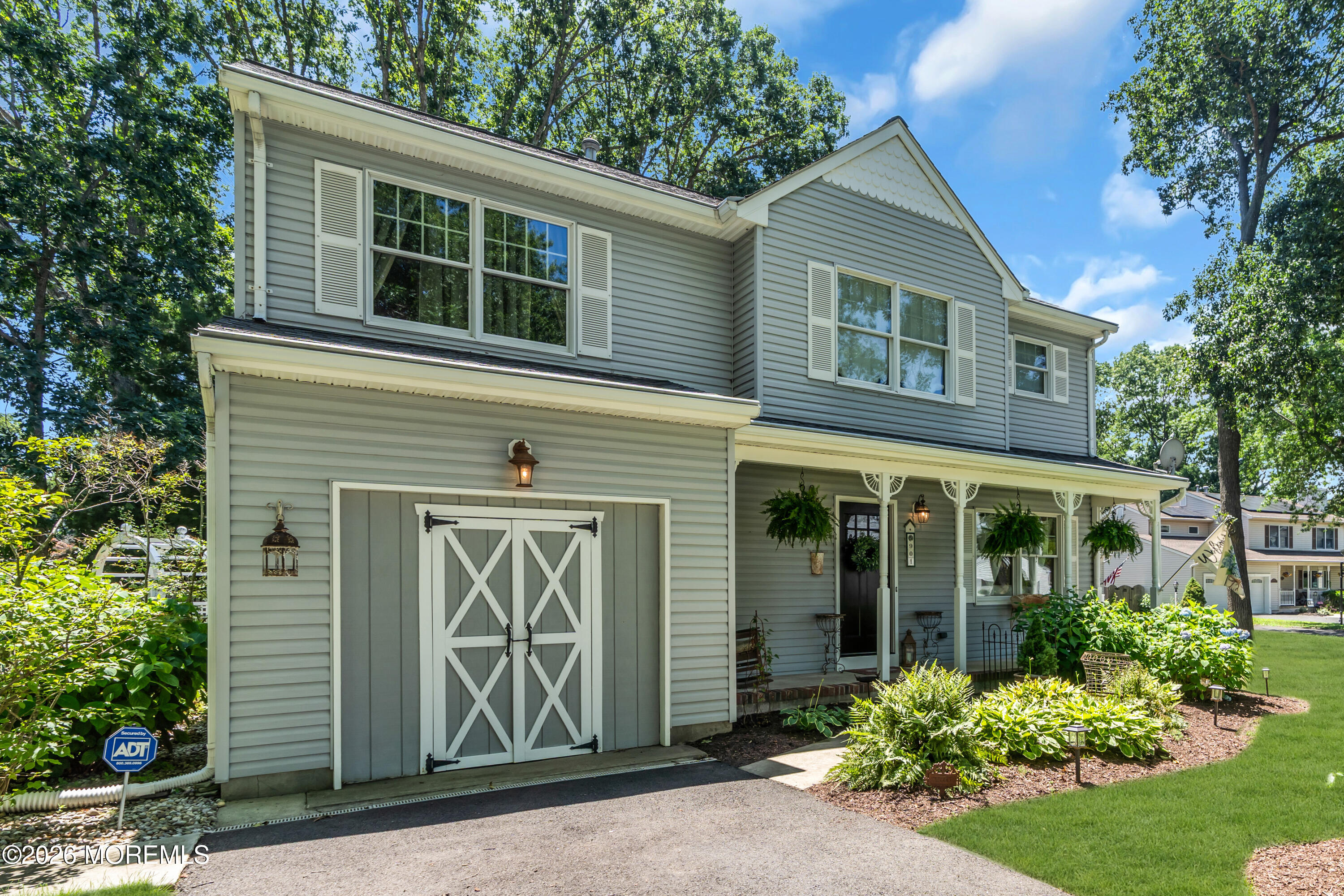 901 Roundtree Drive