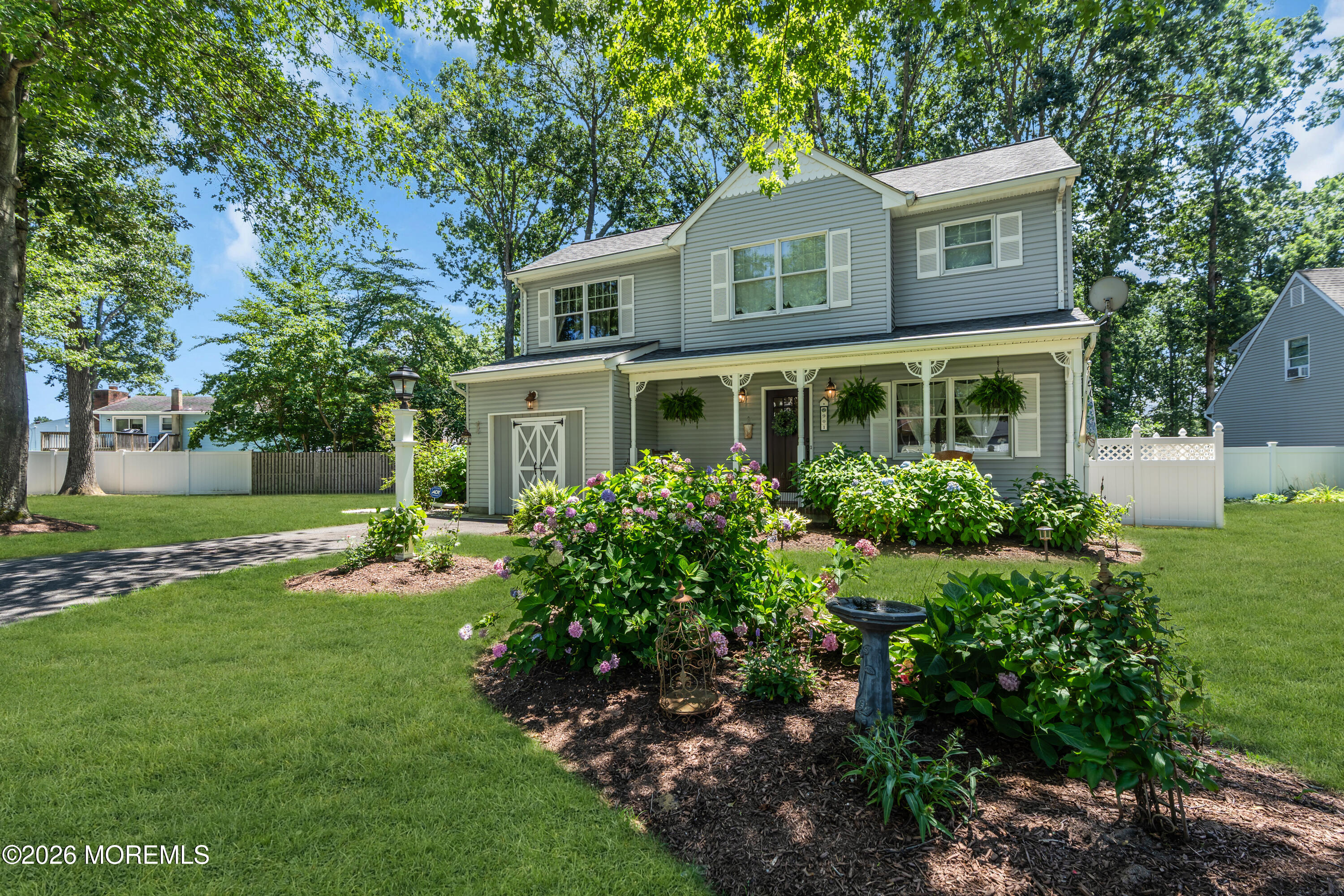 901 Roundtree Drive