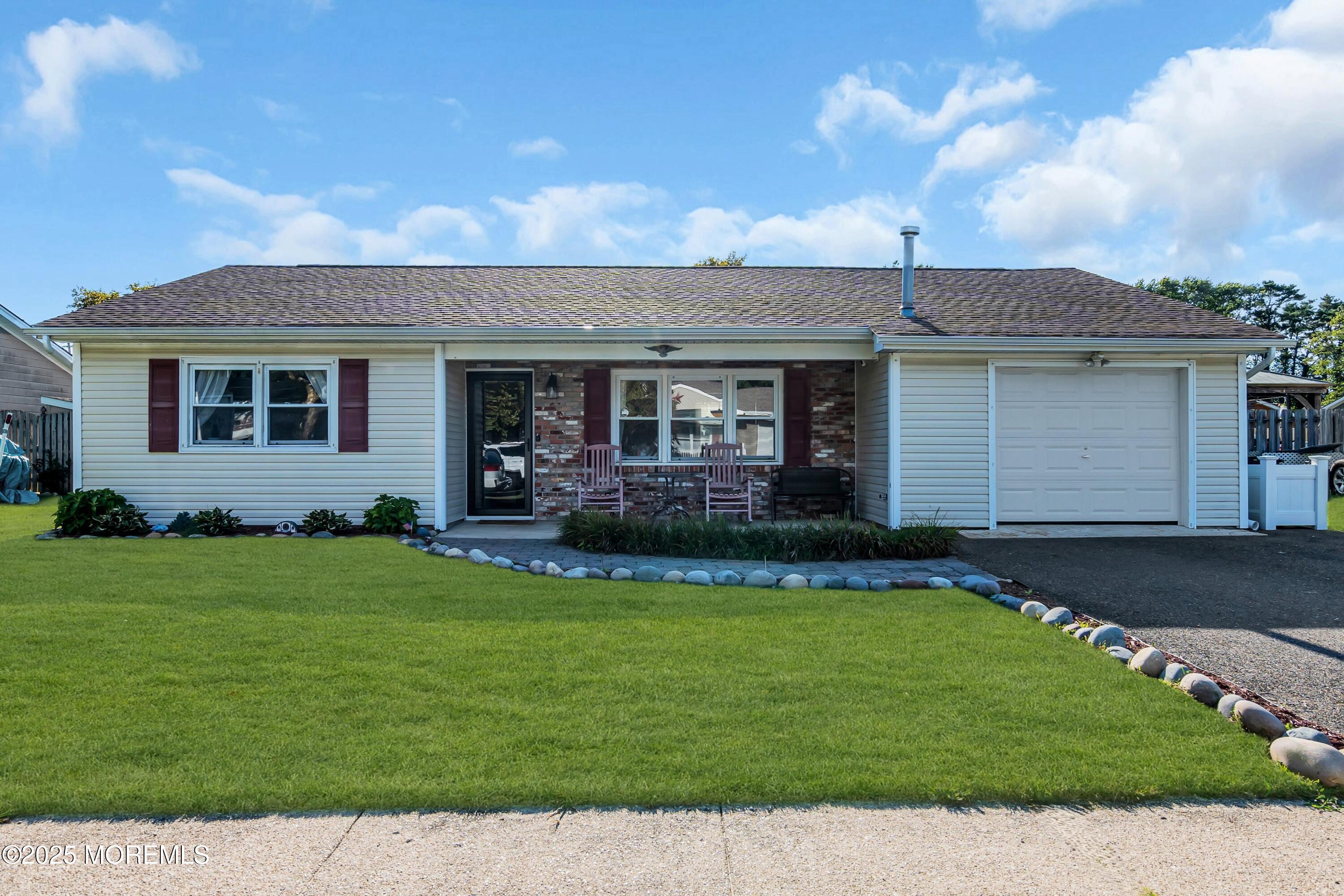 6 Roxbury Drive