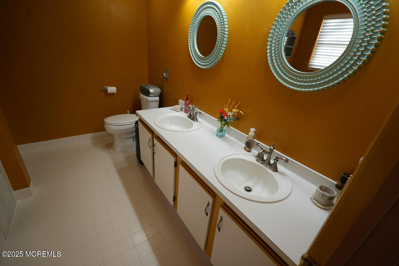 10 Enclosure Drive, Morganville, New Jersey image 24