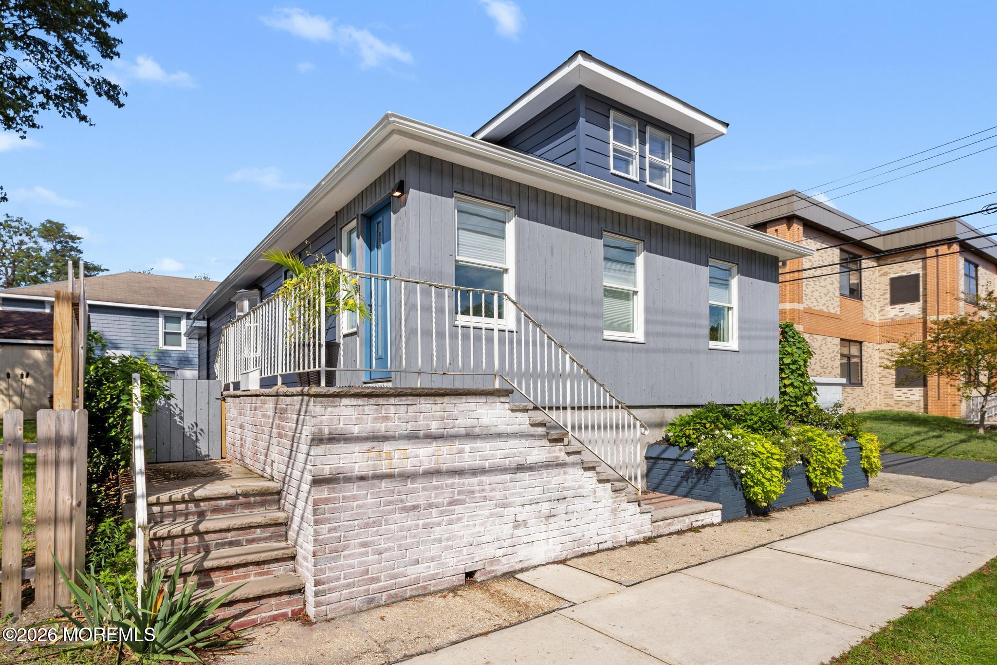 1005 Comstock Street
