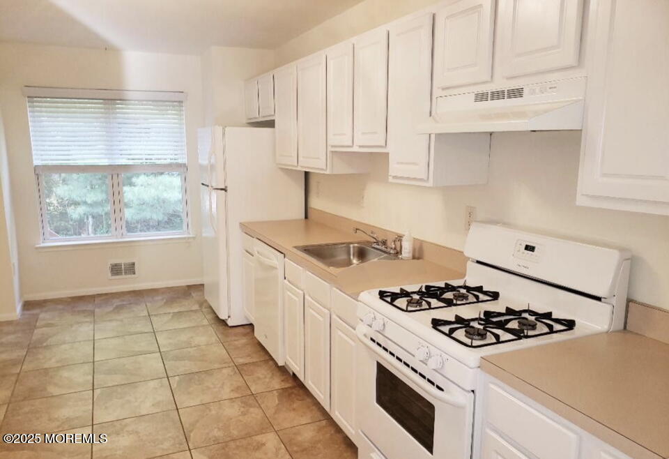 96 Drew Court, Manalapan, New Jersey image 3