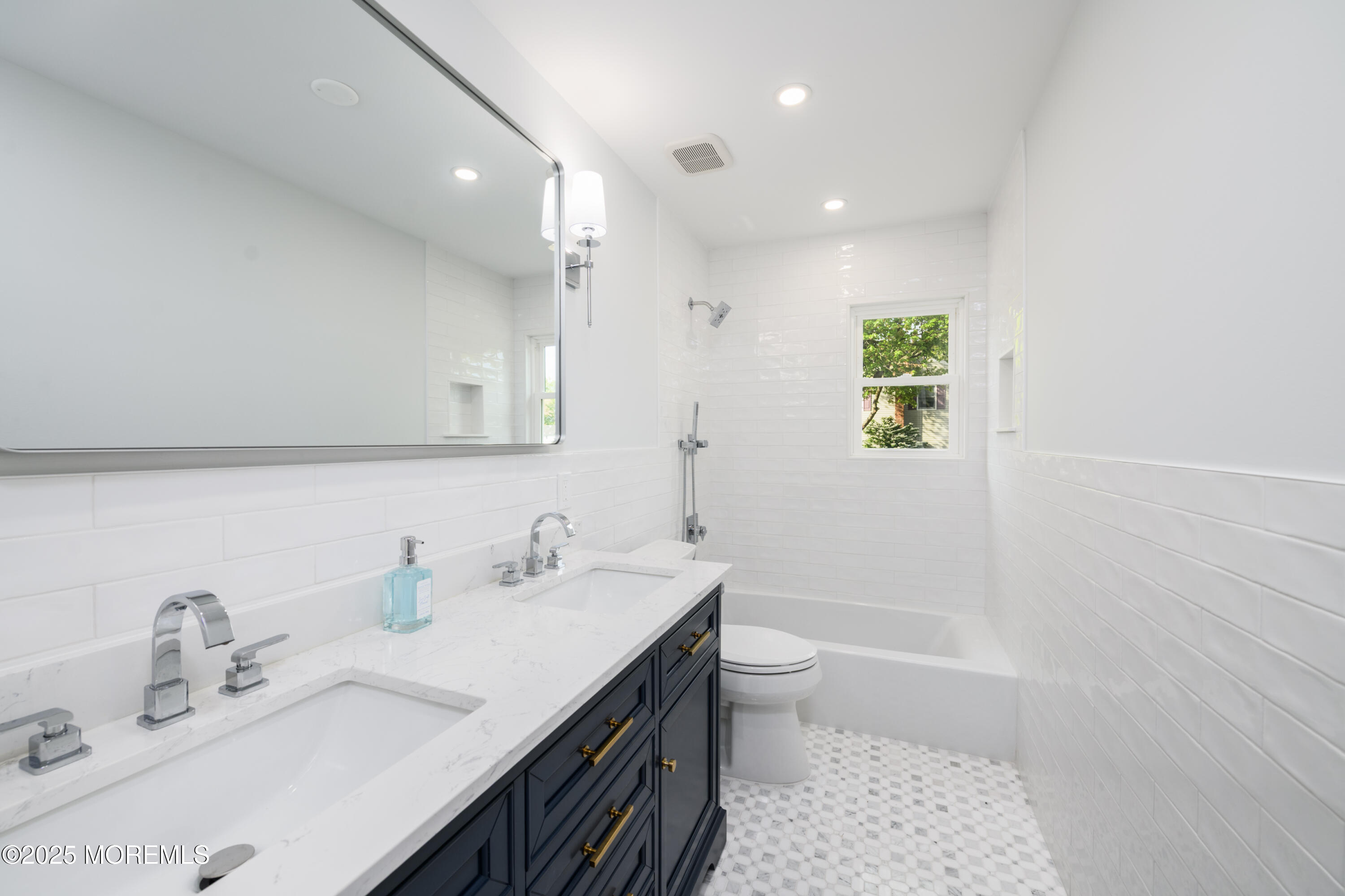 832 Nutswamp Road, Red Bank, New Jersey image 9