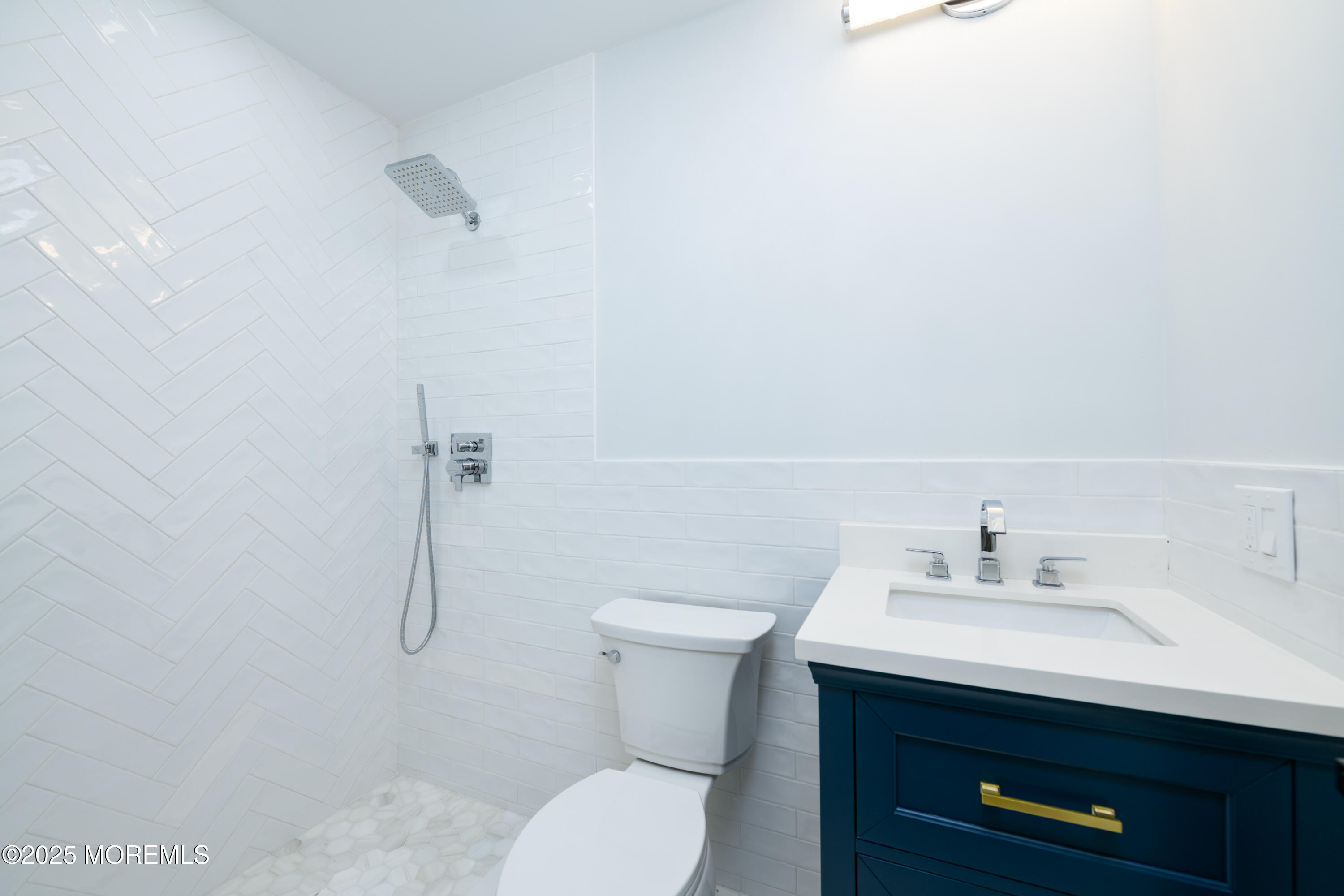832 Nutswamp Road, Red Bank, New Jersey image 8