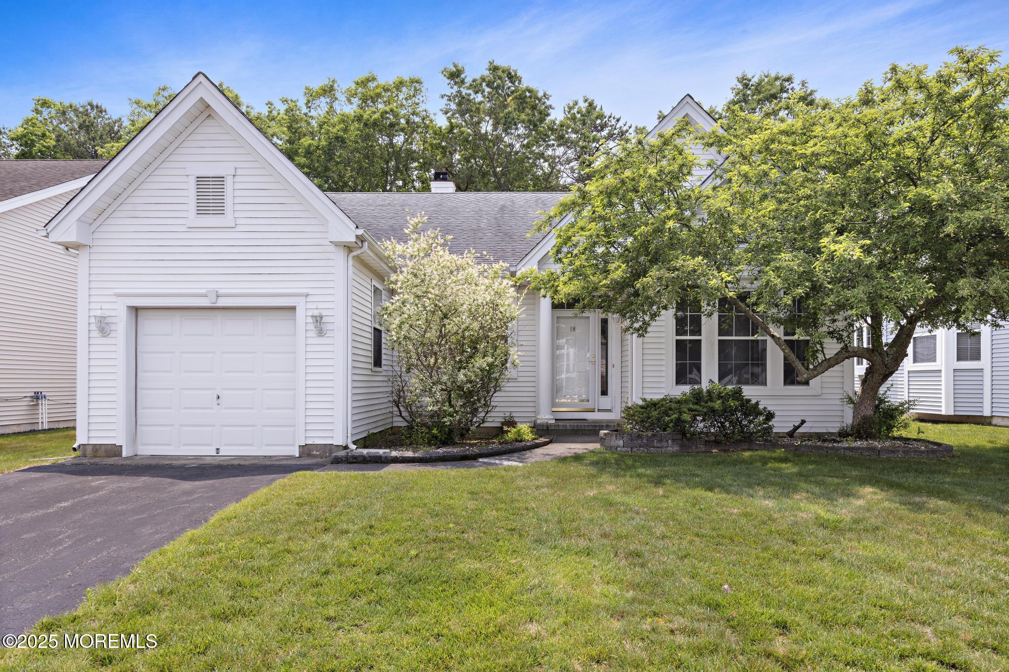 18 Valley Stream Place