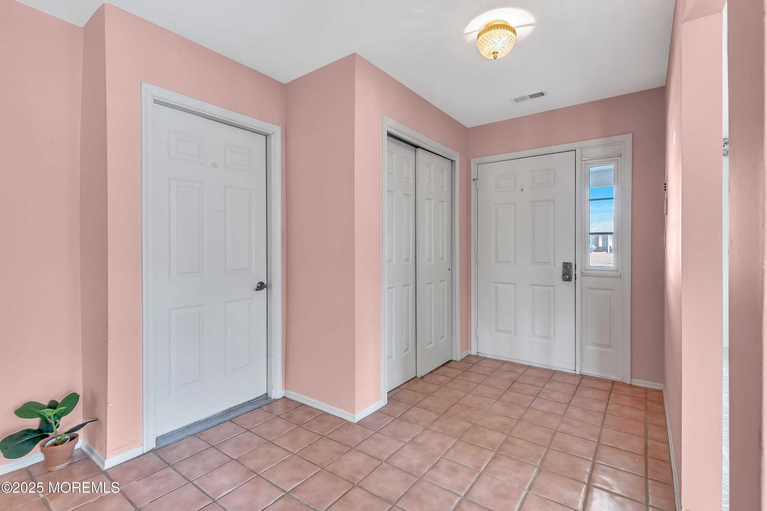 14 Windmill Court, Columbus, New Jersey image 4