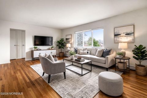 Homes For Sale - 15 Azalea Court #B<br/> Eatontown, NJ 07724