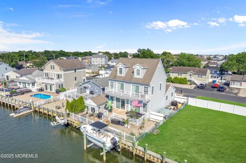 Homes For Sale - 3138 Windsor Avenue<br/> Toms River, NJ 08753
