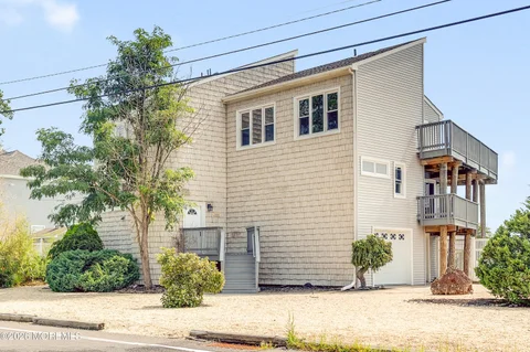 MLS: 22625074