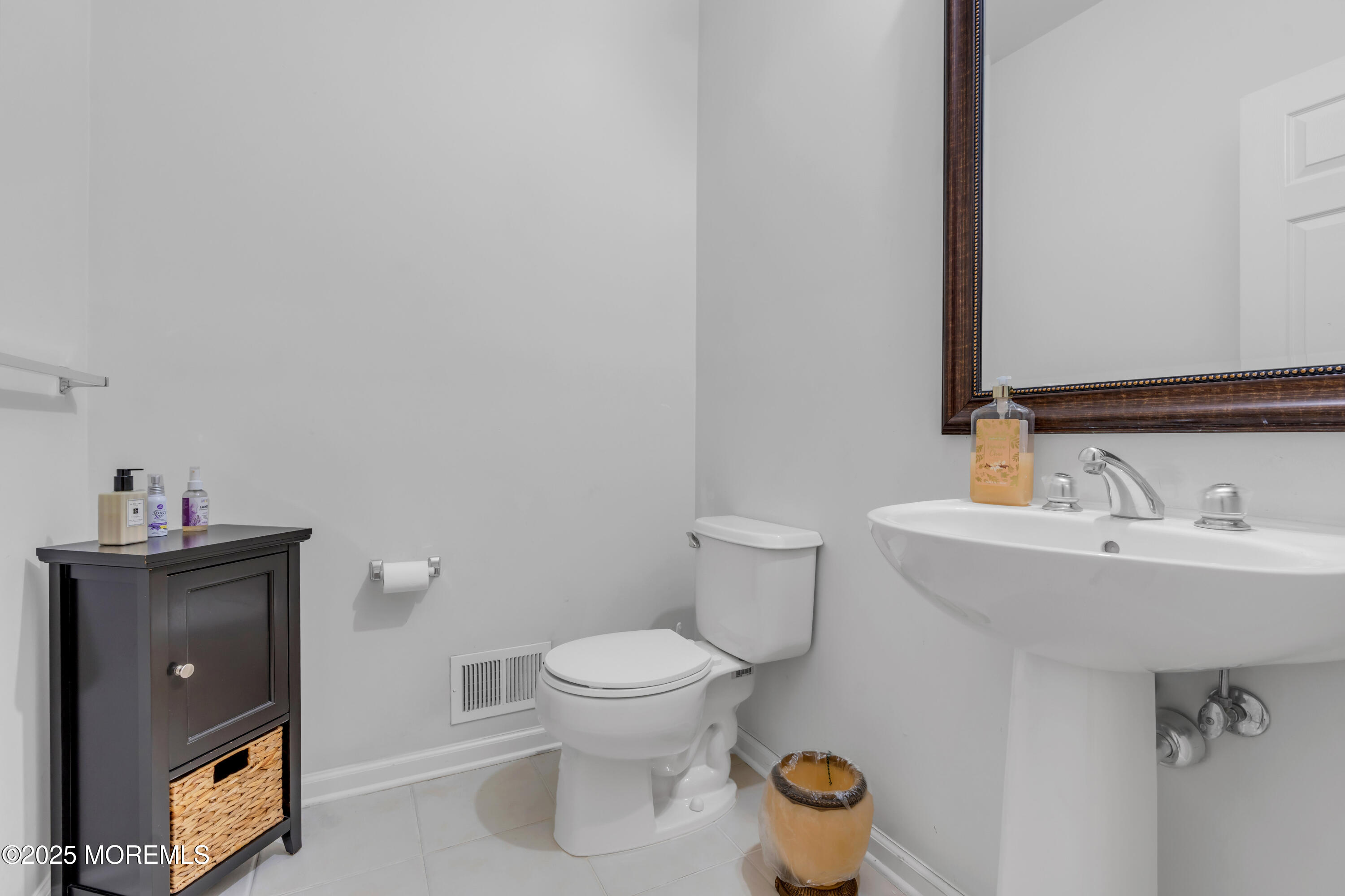 8 Saxon Court, Freehold, New Jersey image 18