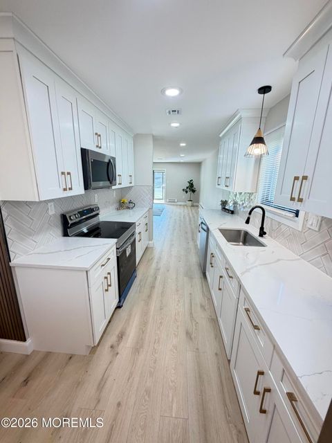 Condo For Sale - 81 Amberly Drive #B<br/> Manalapan, NJ 07726