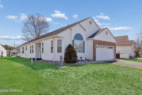 Homes For Sale - 10 Stroud Court<br/> Toms River, NJ 08757