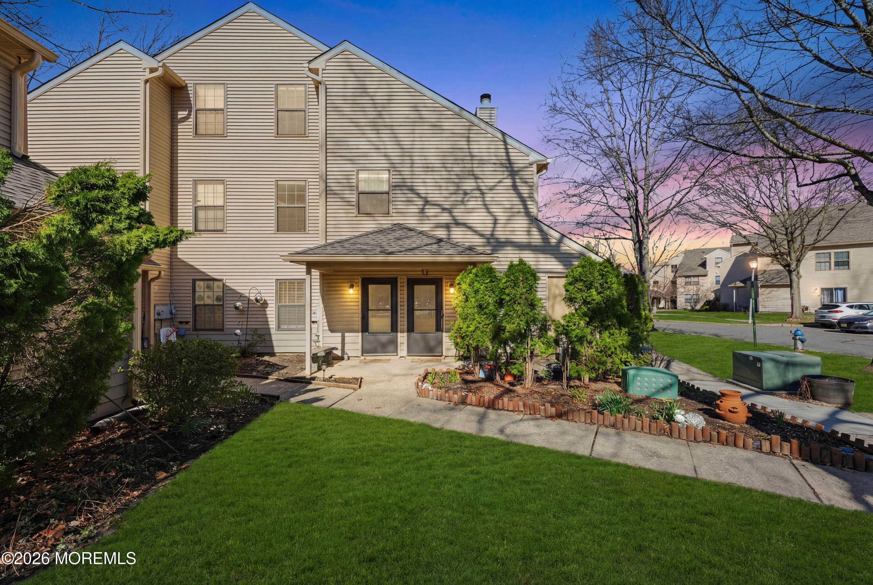 1807 Lilly Lane - Exteriors (Green Grass