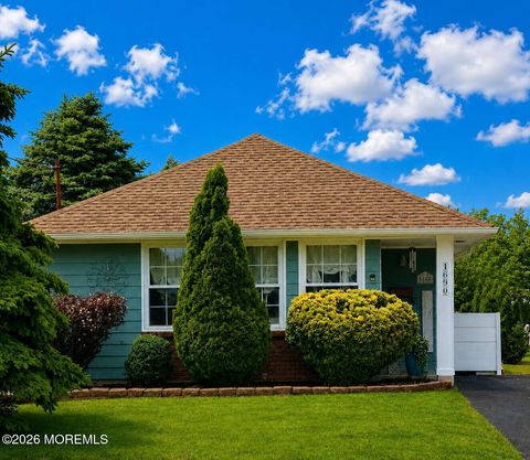 Homes For Sale - 1690 Yorktowne Boulevard<br/> Toms River, NJ 08753