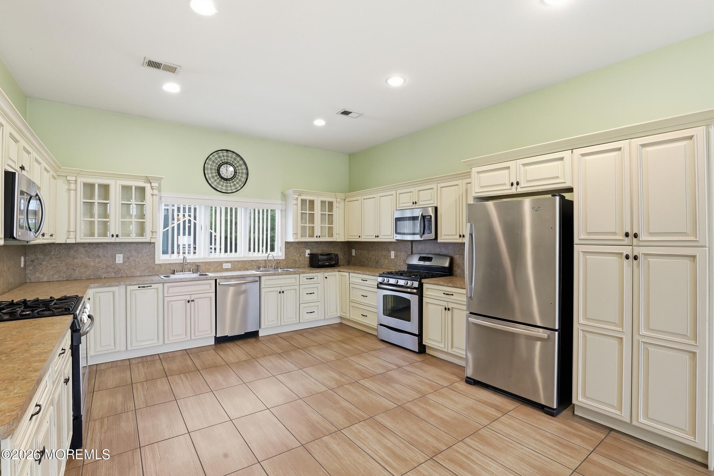 Lakewood, New Jersey, 08701, United States, 3 Bedrooms Bedrooms, ,3 BathroomsBathrooms,Residential,Active,2039067