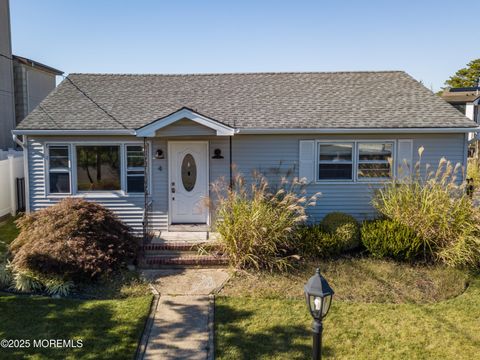 Photo of 4 Jamaica Avenue, Toms River, NJ 08753 (MLS # 22531347)