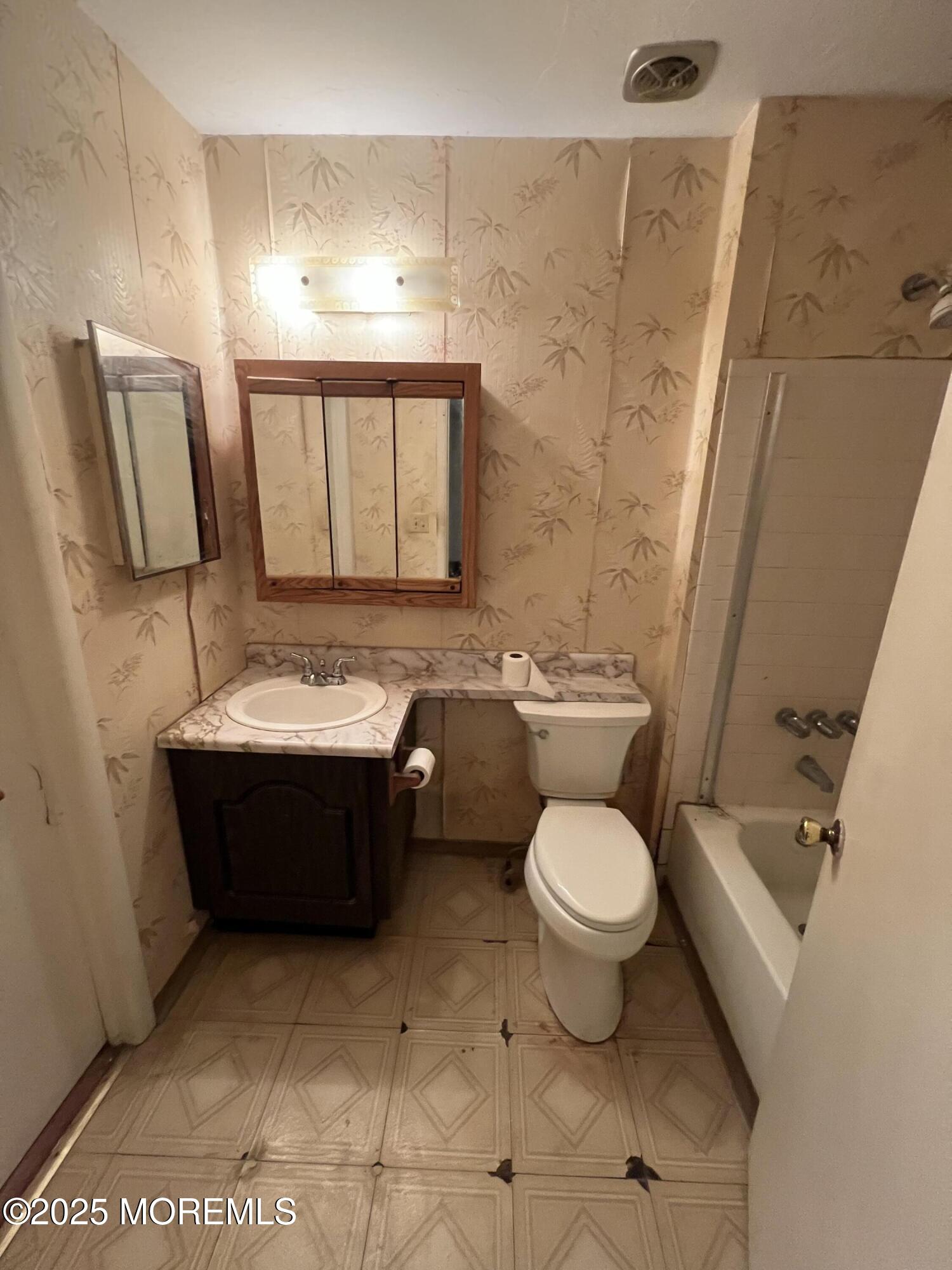214 Williamsburg Lane, Lakewood, New Jersey image 9