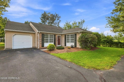 Photo of 51 Farnworth Close, Freehold, NJ 07728 (MLS # 22626931)