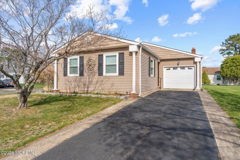 Photo of 18 Innsbruck Drive, Toms River, NJ 08757 (MLS # 22610280)