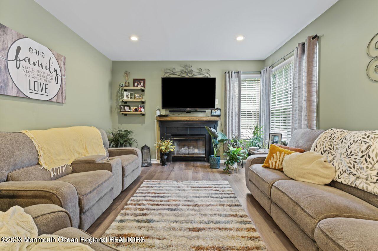 Photo 3 of 40 of 14 Reddington Drive house