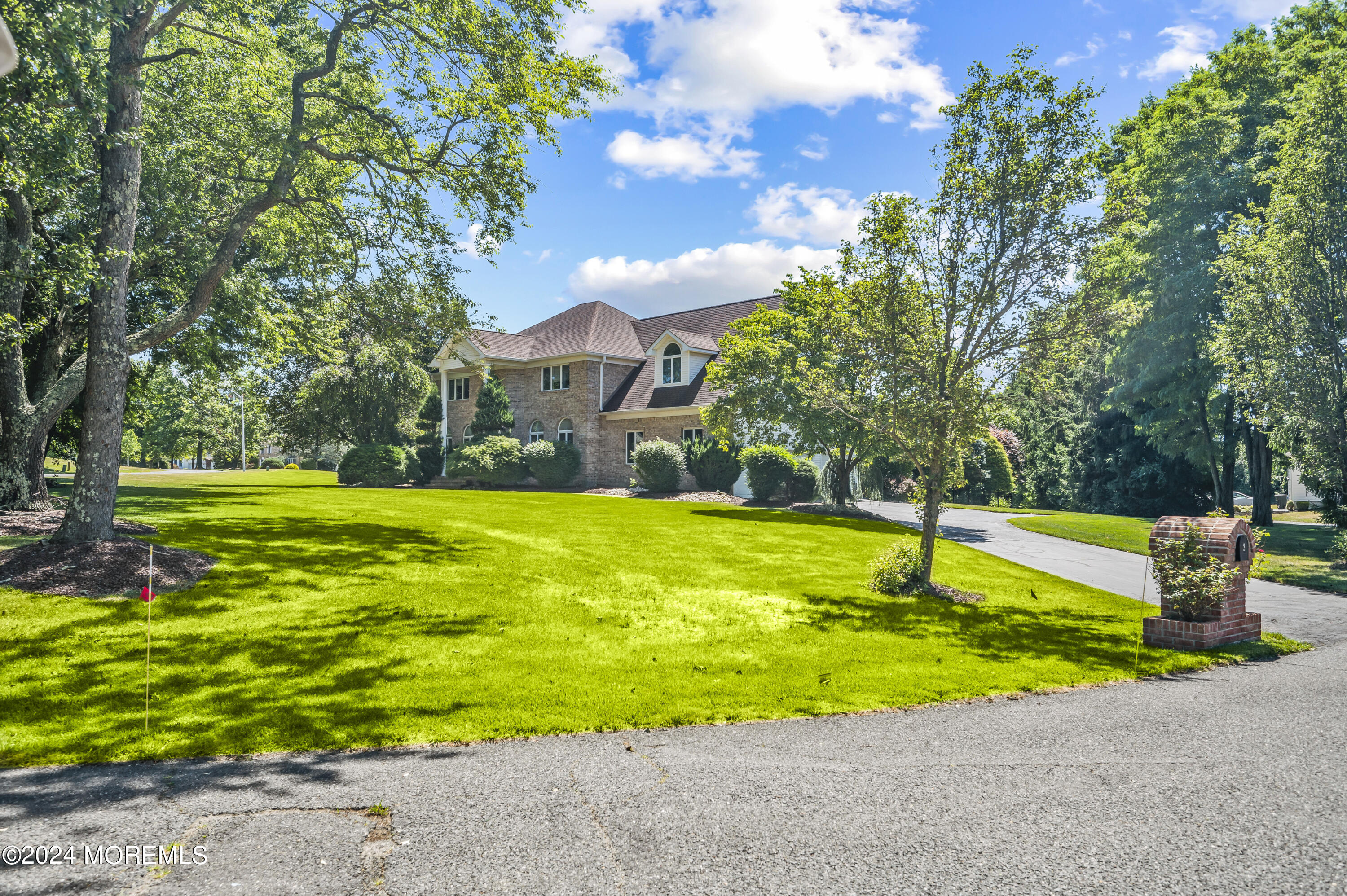 2 Queen Court, Manalapan, New Jersey image 4