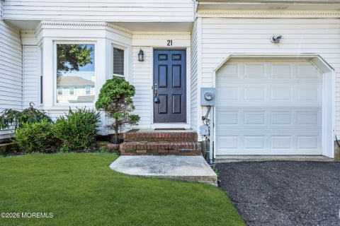 Condo For Sale - 21 Carriage Lane<br/> Englishtown, NJ 07726