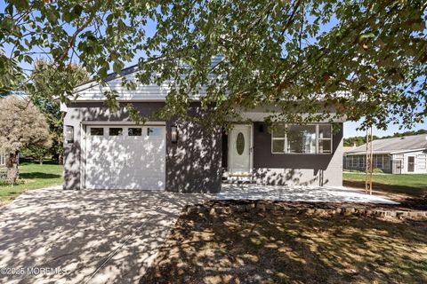 Photo of 5 Saint Andrews Court, Toms River, NJ 08757 (MLS # 22531013)