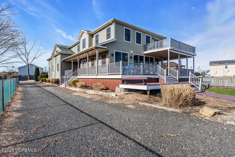 7 Manahassett Park Drive