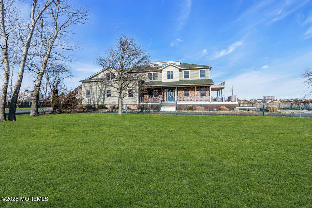 7 Manahassett Park Drive