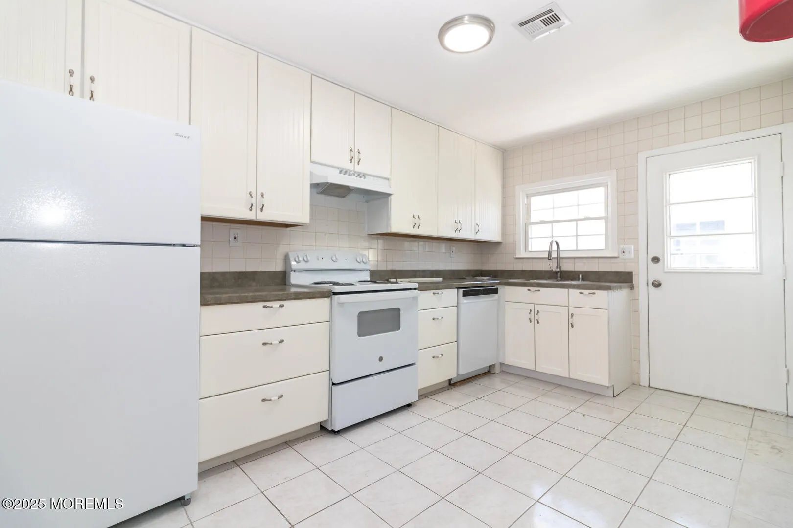 Toms River, New Jersey 08757, United States, 2 Bedrooms Bedrooms, ,1 BathroomBathrooms,Residential,Pending,19688