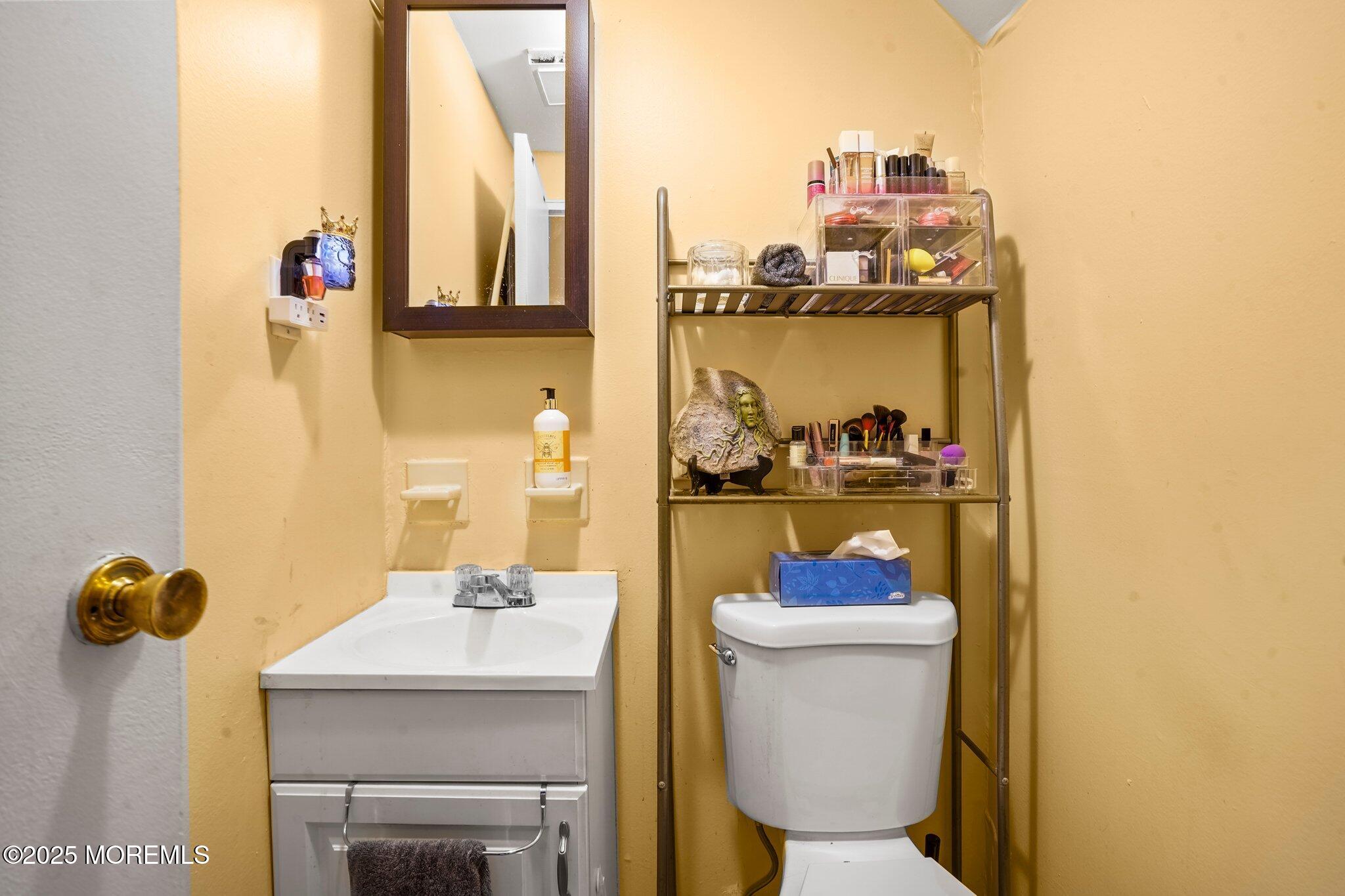 160 Village Green Way, Hazlet, New Jersey image 5