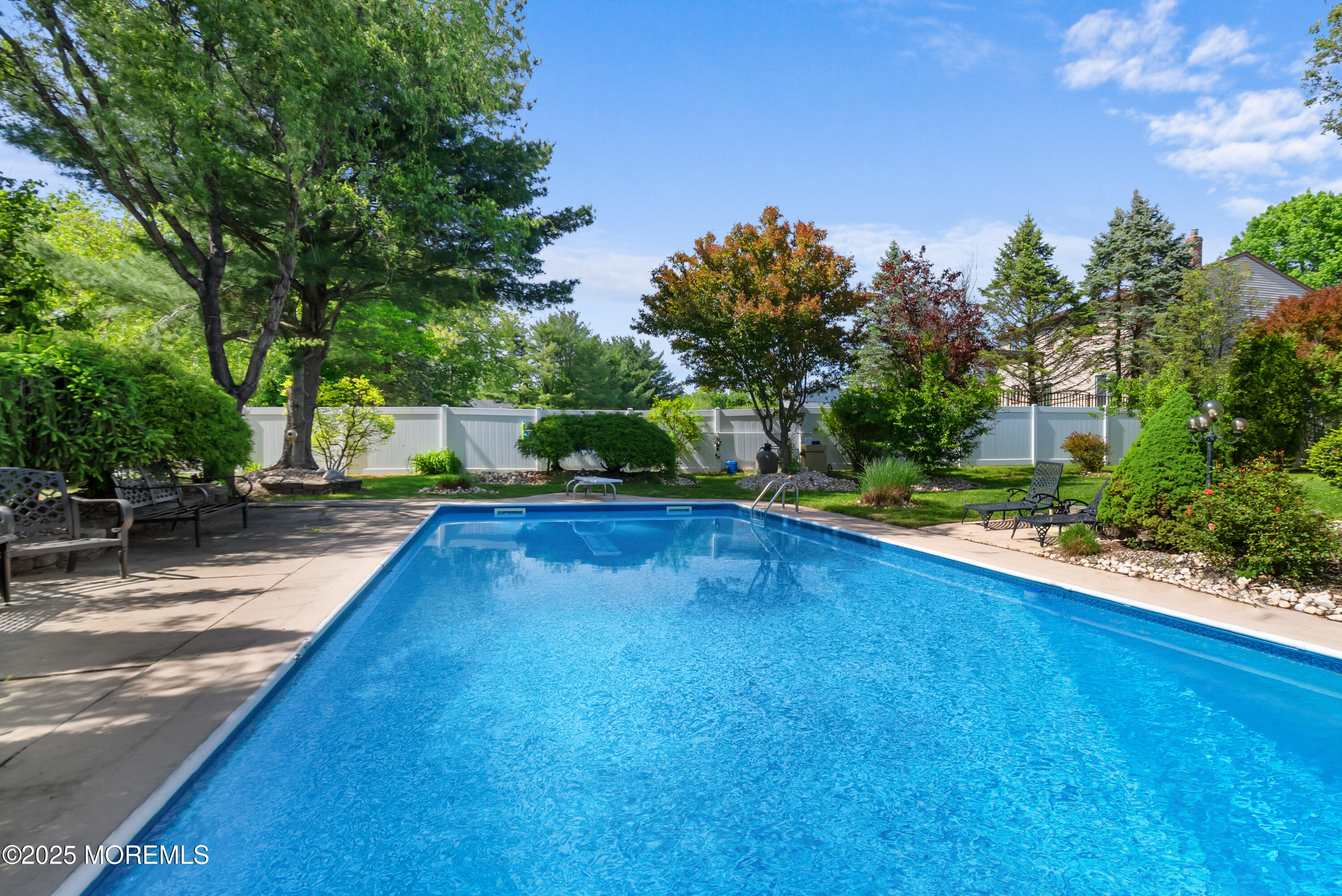 22 Cloverleaf Drive