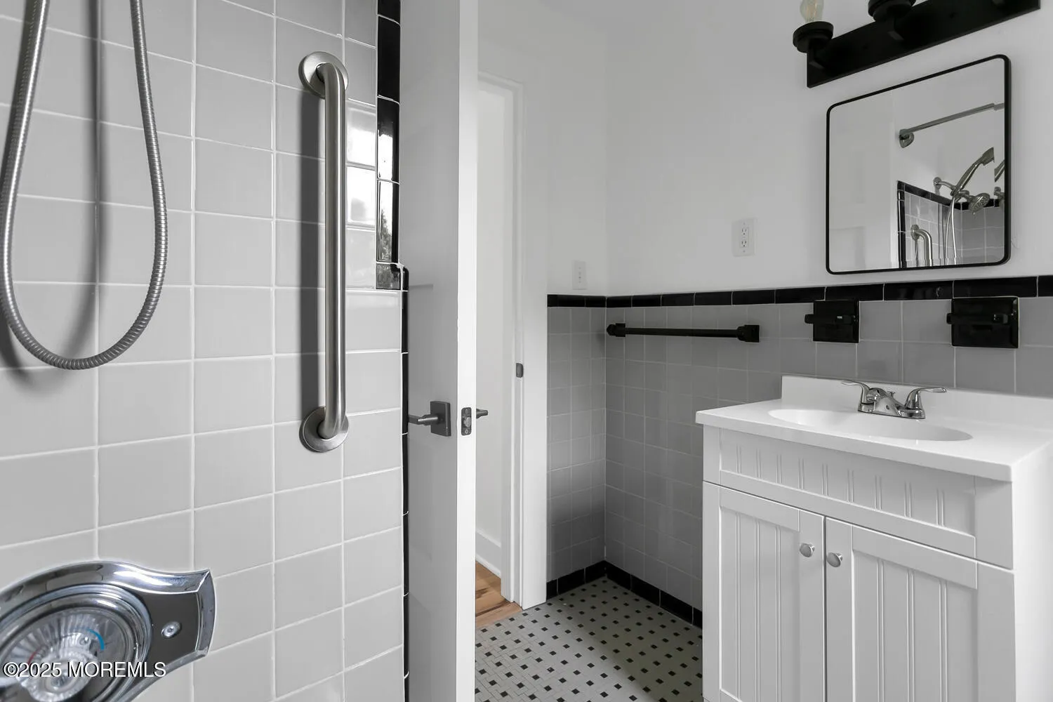 Red Bank, New Jersey 07701, United States, 2 Bedrooms Bedrooms, ,1 BathroomBathrooms,Residential,Pending,131073