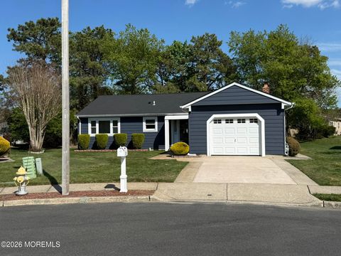Homes For Sale - 22 Madras Court<br/> Toms River, NJ 08757