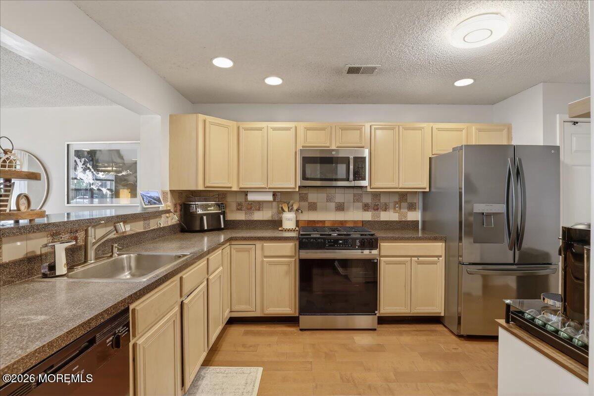 76 Shinnecock Hills Court 1000