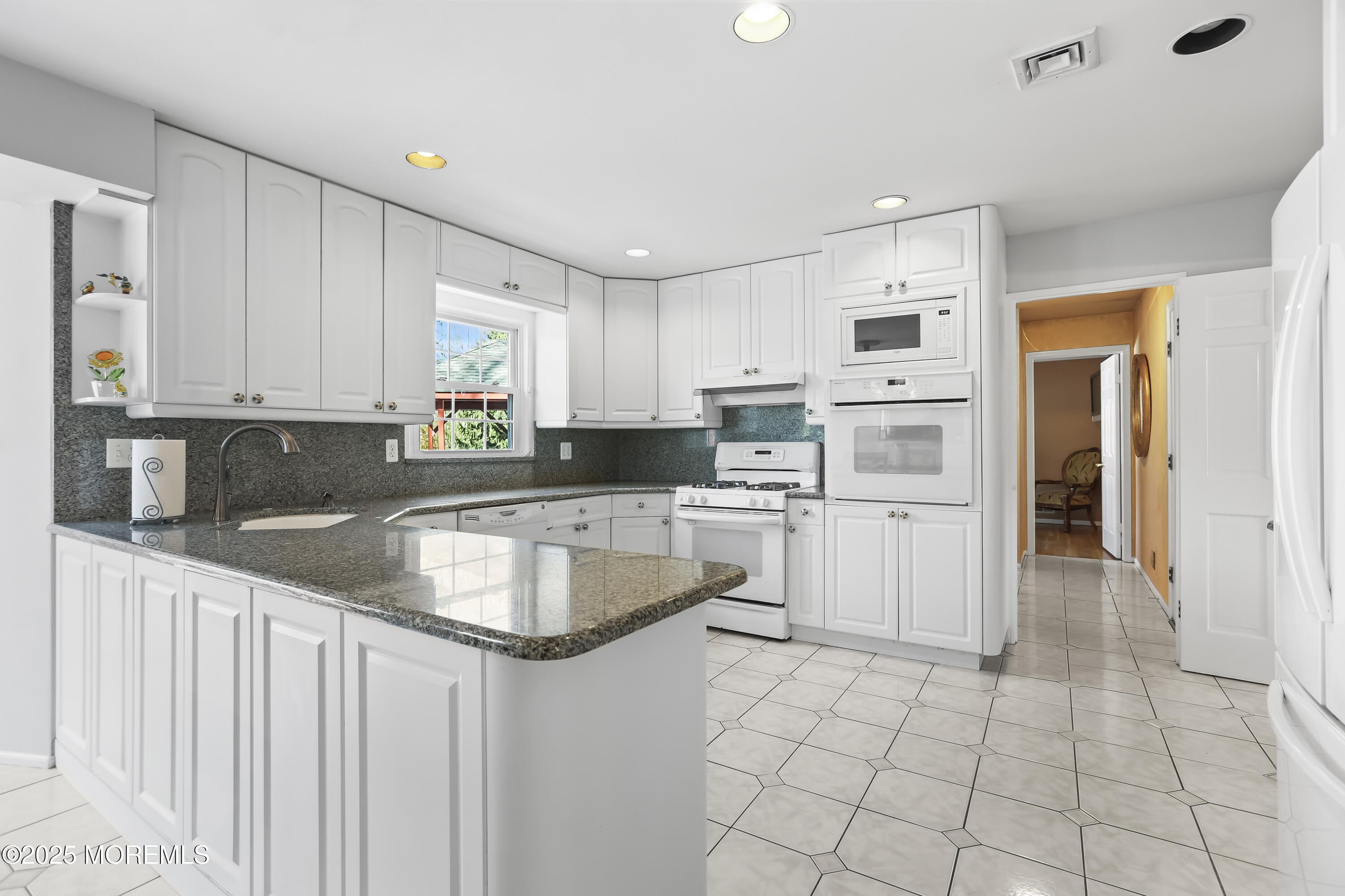 11 Elizabeth Place, Manalapan, New Jersey image 12