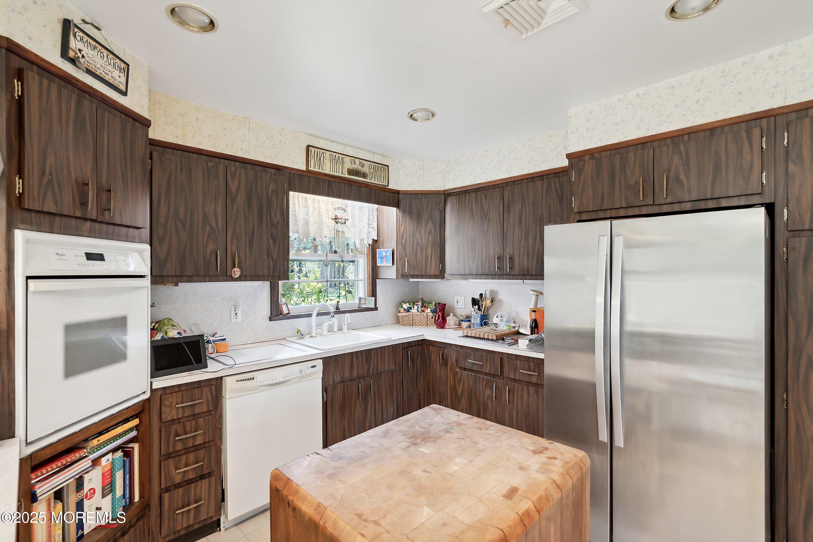22 Branford Circle, Tinton Falls, New Jersey image 14
