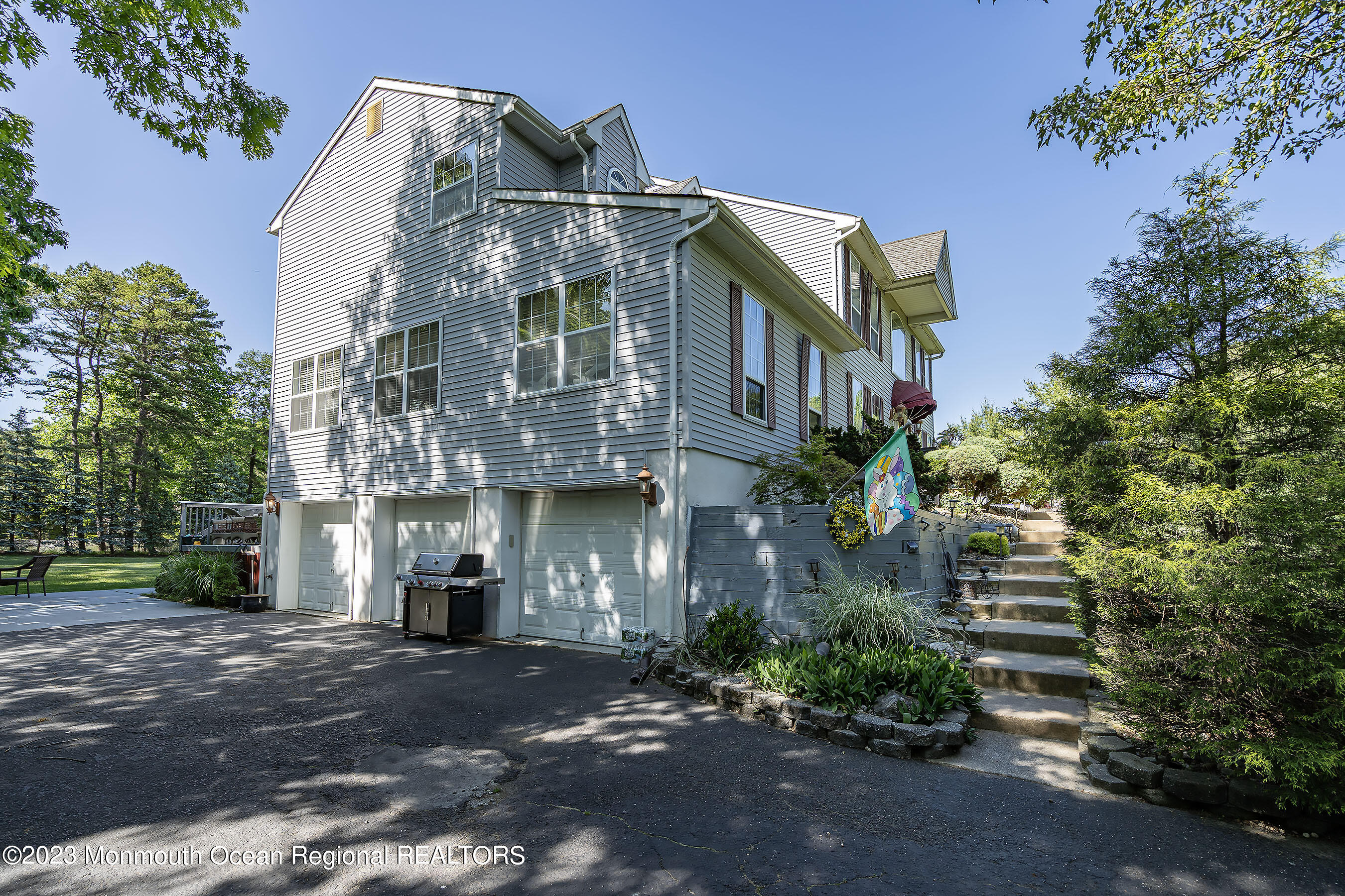 2 Twin Oaks Court