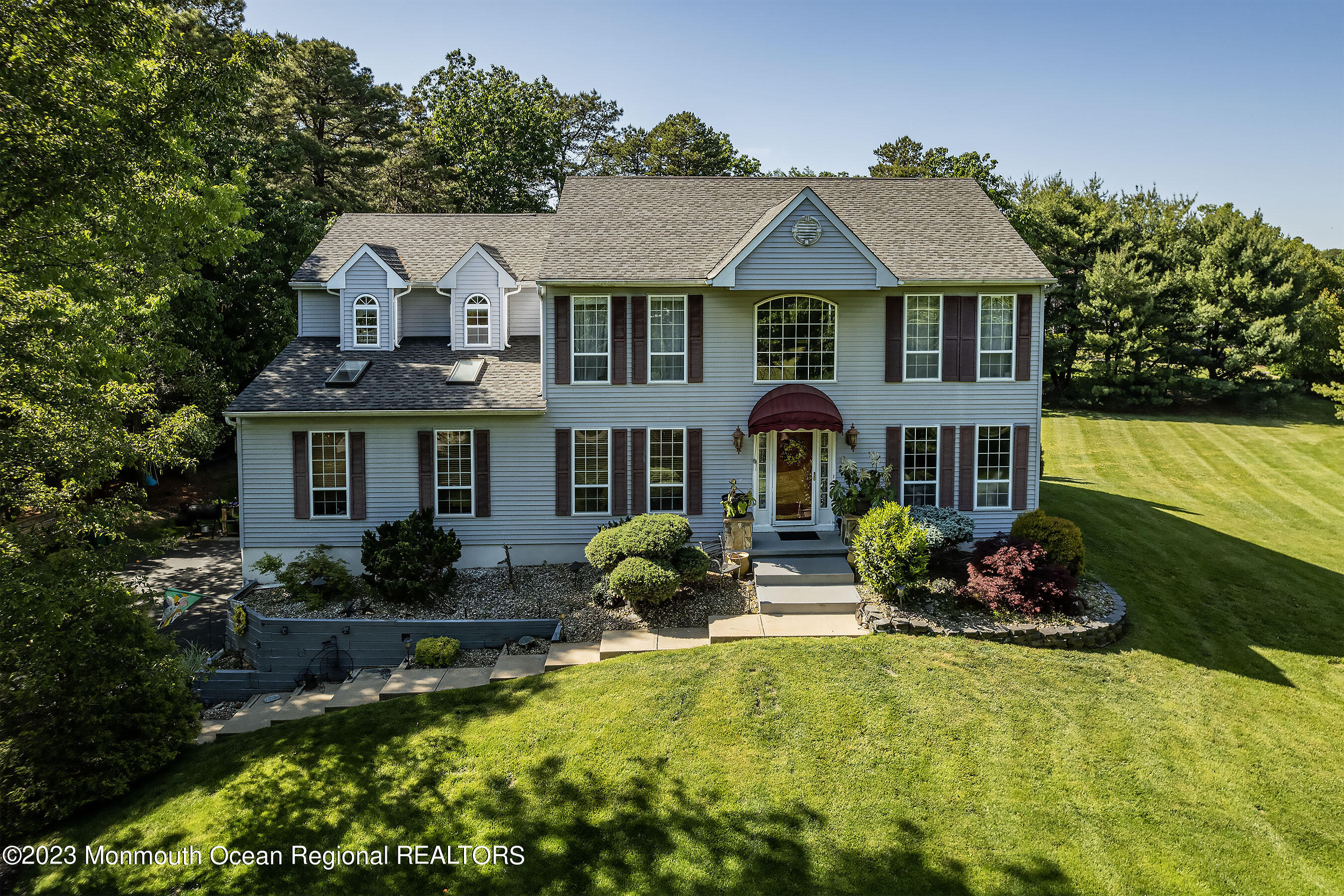 2 Twin Oaks Court